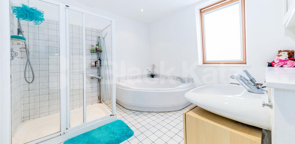 Spacious 1 bedroom flat to rent mins away from Regents Park Parkway, Camden